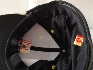 Gorra London3 negra con detalles dorados