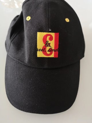 Gorra London3 negra con detalles dorados