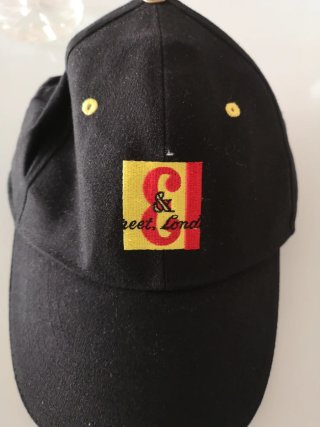 Gorra London3 negra con detalles dorados