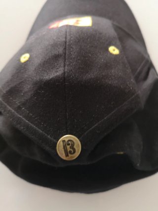 Gorra London3 negra con detalles dorados