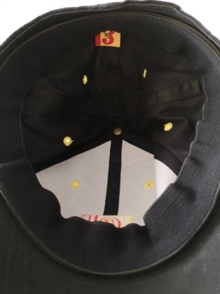 Gorra London3 negra con detalles dorados
