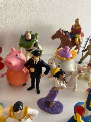 Lote di varie figure e bambole