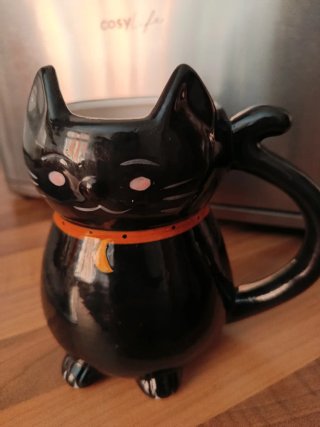 Taza gato negro con collar naranja