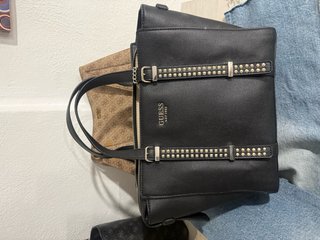 Bolso Guess Negro con Tachuelas Plateadas