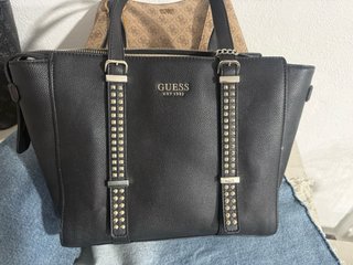 Bolso Guess Negro con Tachuelas Plateadas
