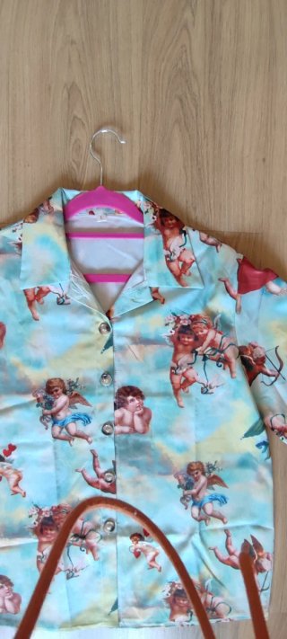 Camisa manga corta con estampado de ángeles