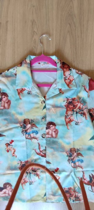 Camisa manga corta con estampado de ángeles