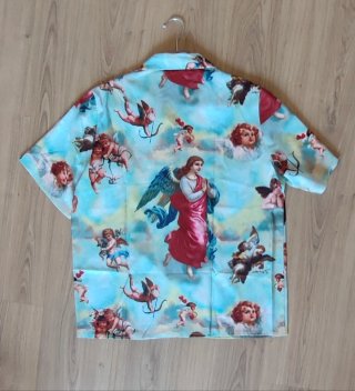 Camisa manga corta con estampado de ángeles