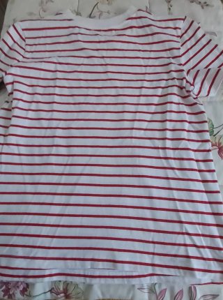 Camiseta Zara de rayas rojas y manga corta.