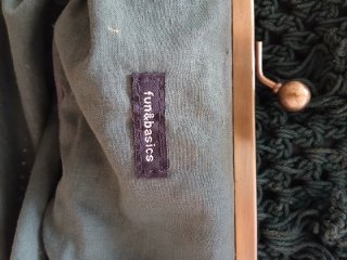 Bolso de mano verde con cadena
