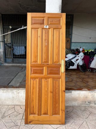 Puerta de pino macizo