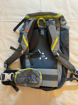 Mochila senderismo gris y verde
