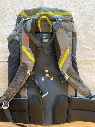 Mochila senderismo gris y verde
