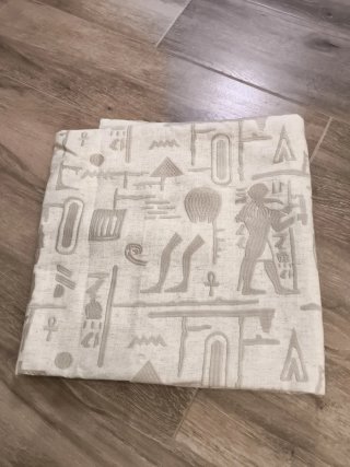 Retal de tela con jeroglíficos