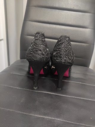 Zapatos de tacón negros con encaje