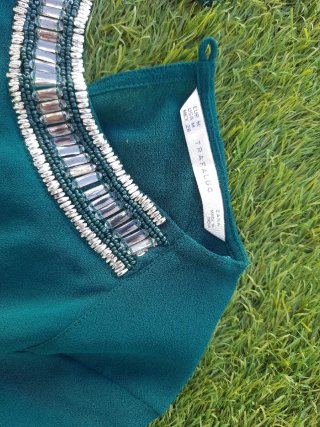 Top Zara verde oliva con cuello joya
