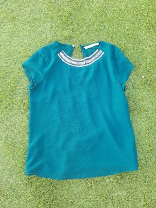 Top Zara verde oliva con cuello joya