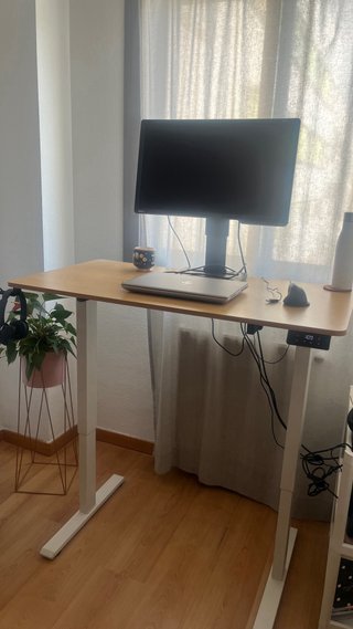 Mesa elevable de madera y metal