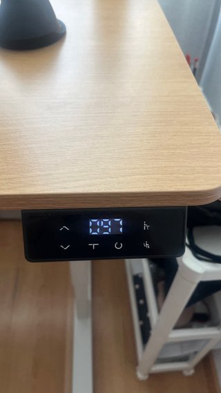 Mesa elevable de madera y metal