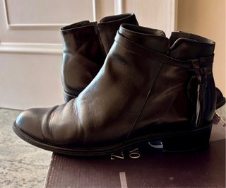 Botines piel negros con detalle de hoja preciosos