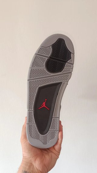 Jordan 4 Toro Bravo Rojo Negro