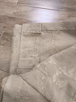 Visillo beige y gris con bordado floral