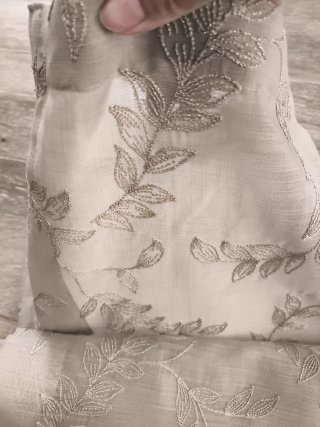 Visillo beige y gris con bordado floral