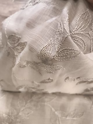 Visillo beige y gris con bordado floral