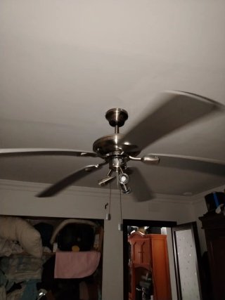 Ventilador de techo plateado y blanco