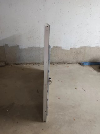 Ventana mallorquina con cierre de tuerca.