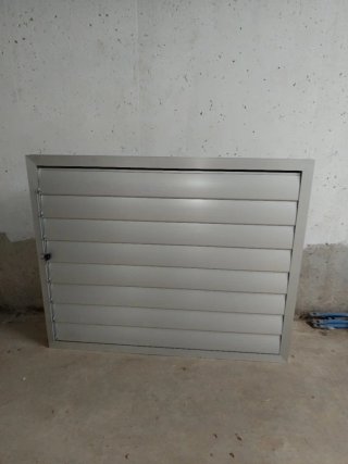 Ventana mallorquina con cierre de tuerca.