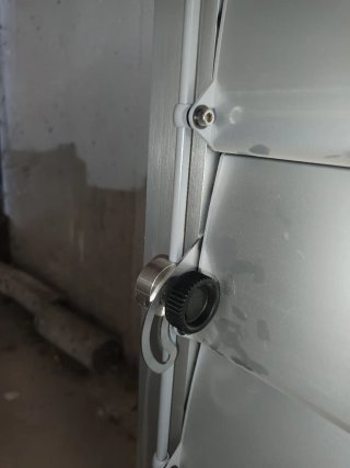 Ventana mallorquina con cierre de tuerca.