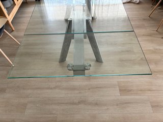 Mesa comedor extensible de cristal
