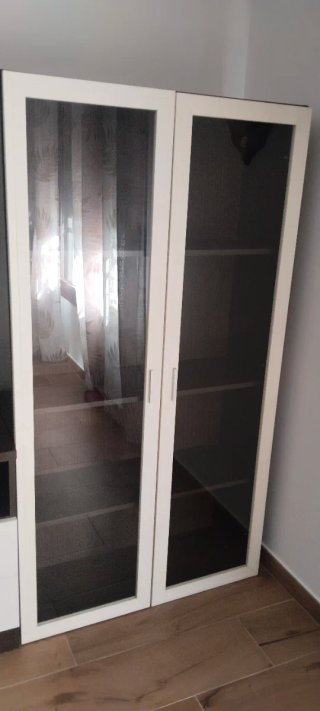 Mueble de salón modular blanco y marrón