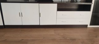 Mueble de salón modular blanco y marrón