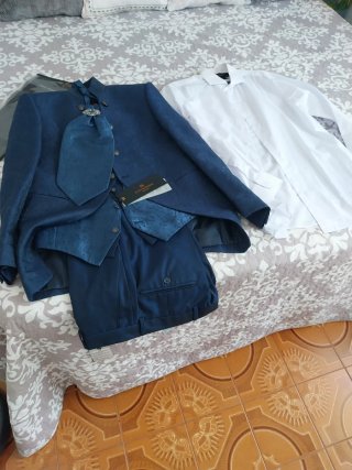 Traje de novio azul con pedrería