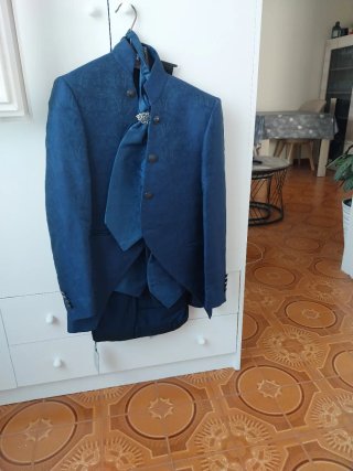 Traje de novio azul con pedrería