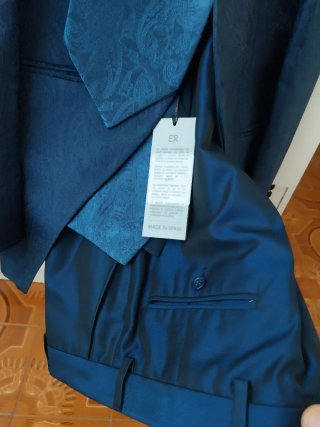 Traje de novio azul con pedrería