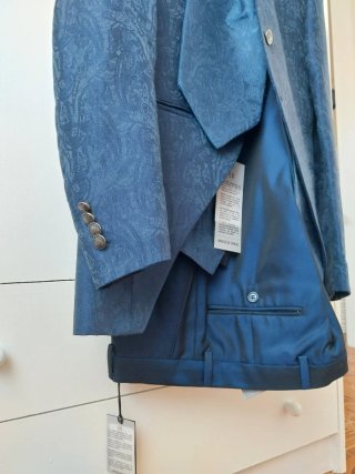 Traje de novio azul con pedrería