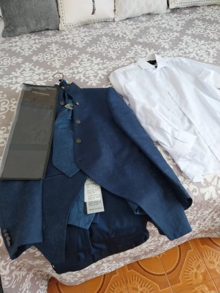 Traje de novio azul con pedrería