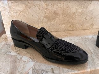 Zapatos charol y piel leopardo negros. Tacón 3 cm