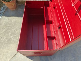 Baúl de herramientas metálico rojo