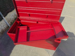 Baúl de herramientas metálico rojo