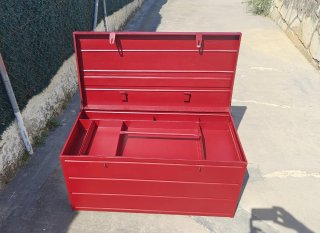 Baúl de herramientas metálico rojo