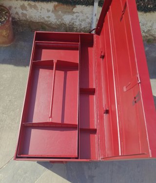 Baúl de herramientas metálico rojo
