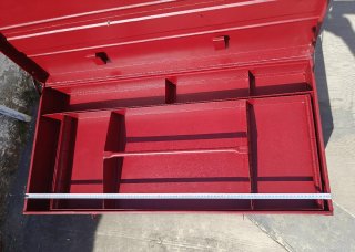 Baúl de herramientas metálico rojo