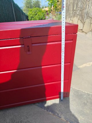 Baúl de herramientas metálico rojo