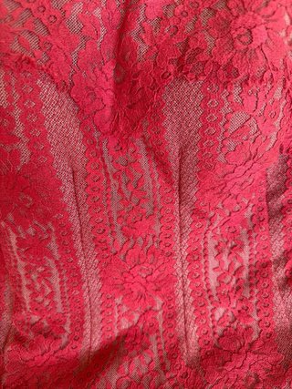Vestido de fiesta rojo con encaje