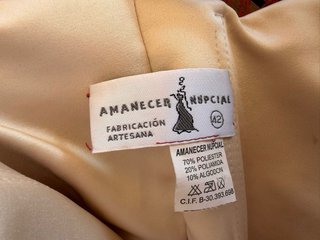 Vestido de fiesta rojo con encaje