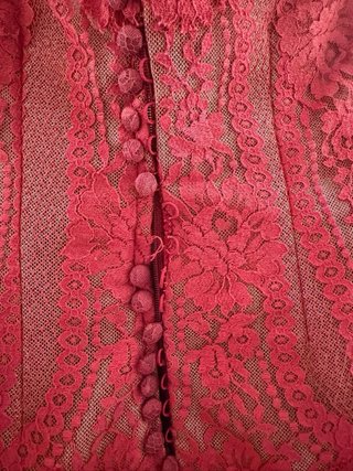 Vestido de fiesta rojo con encaje